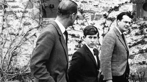 "Siadaj i zamknij się". Jak księcia Karola wychowywano na króla