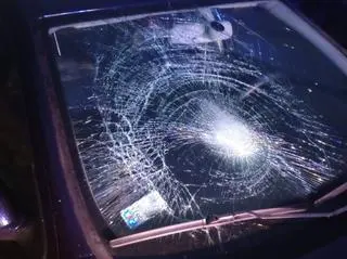 16-latka została potrącona przez osobówkę, kiedy wyszła zza autobusu 