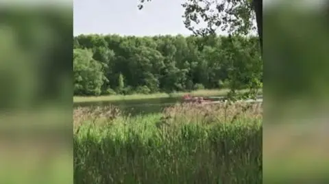 Śmigłowiec, który gasił pożar lasu, awaryjnie lądował w zbiorniku wodnym