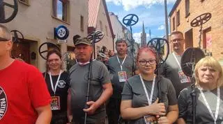 Marsz detektorystów podczas zlotu w Poniecu. 