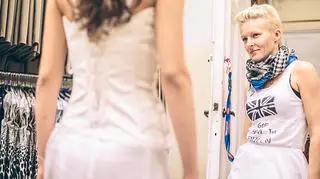 Projektankta przygląda się kreacji