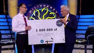 Zwycięzca "Milionerów" Tomasz Orzechowski i prowadzący program Hubert Urbański.