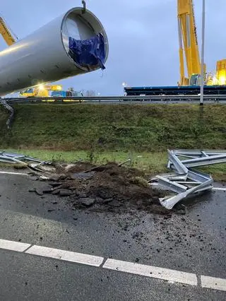 Ogromna część turbiny wiatrowej blokowała autostradę A1 w Holandii