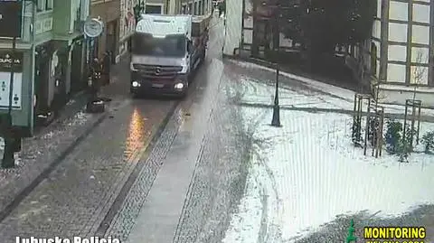 Ciężarówką przez deptak, bo tak kierowała go nawigacja. Nagranie