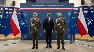 Generał Rajmund Andrzejczak (po prawej) i genetrał broni Tomasz Piotrowski u wicepremiera, szefa MON Władysława Kosiniaka-Kamysza