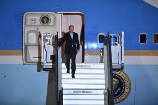 Joe Biden opuszcza pokład Air Force One 