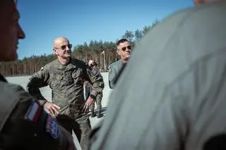 Szef Sztabu Generalnego Wojska Polskiego generał Rajmund T. Andrzejczak na ćwiczeniach Route 604 na drogowym odcinku lotniskowym pod Wielbarkiem