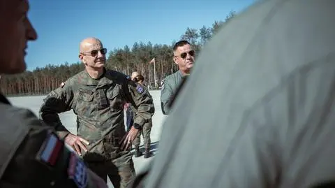 Szef Sztabu Generalnego Wojska Polskiego generał Rajmund T. Andrzejczak na ćwiczeniach Route 604 na drogowym odcinku lotniskowym pod Wielbarkiem