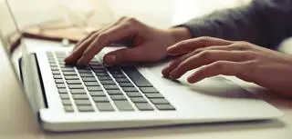 21-latek poznał kobietę w internecie (zdjęcie ilustracyjne)