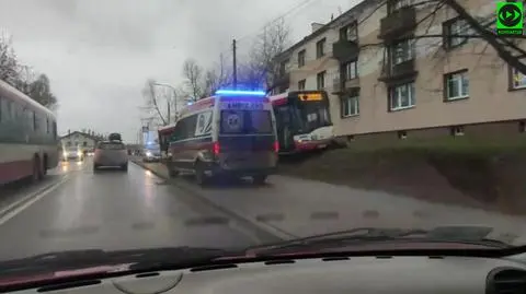 "Kierujący autobusem miejskim stracił panowanie nad pojazdem i zatrzymał się na pasie zieleni"