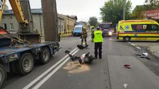 Skuter uderzył w ciężarówkę w Aleksandrowie Łódzkim. Ranny kierujący jednośladem
