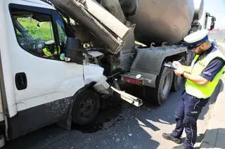 Utrudnienia na dk 28 po zderzeniu autobusu, betoniarki i auta dostawczego