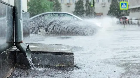 Kolejny dzień z gwałtowną aurą, kolejny alert RCB. "Śledź komunikaty pogodowe" 
