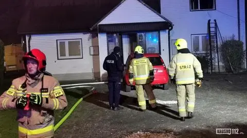 Strażacy ewakuowali z płonącego domu matkę i córkę, obie trafiły do szpitala