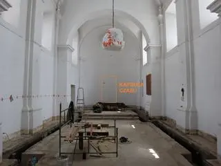 Obrys wnęki, w której znajdowała się kapsuła wyznaczały jedynie rysy na tynku