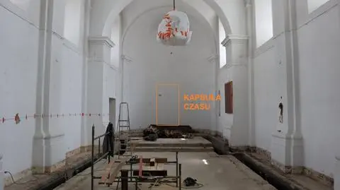 Obrys wnęki, w której znajdowała się kapsuła wyznaczały jedynie rysy na tynku