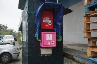 Przed wejściem do "Sercowni" znajduje się różowa skrzyneczka