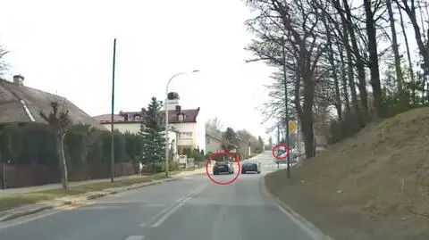 Wyprzedzał na skrzyżowaniu i przejściu dla pieszych. Został nagrany