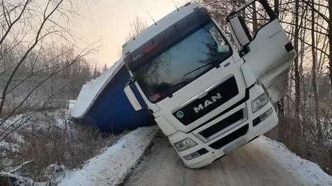 Samochód ciężarowy wjechał do rowu