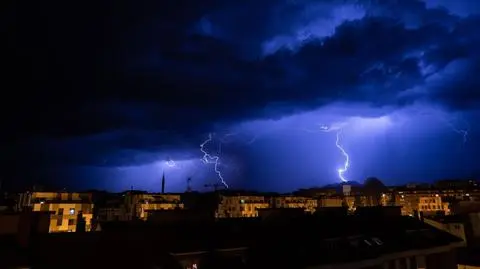 Alert RCB nadal w mocy. "Zabezpiecz rzeczy, które może porwać wiatr"