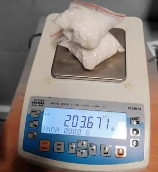 Policjanci zabezpieczyli dwa woreczki wypełnione metaamfetaminą