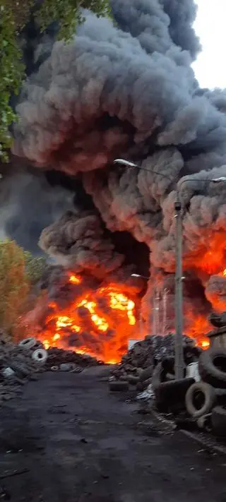 Pożar składowiska opon w Wilkowie - zdjęcia z 17 czerwca