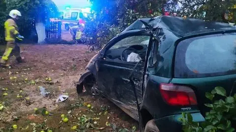 Przebili ogrodzenie, wjechali do ogrodu i uderzyli w drzewo. Nie żyje 20-latek