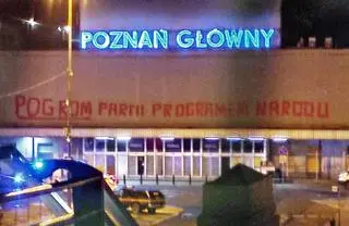 Napis pojawił się nad ranem na budynku dawnego dworca Poznań Główny