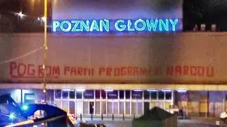 Napis pojawił się nad ranem na budynku dawnego dworca Poznań Główny