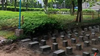 Betonowe płyty, które będą stanowić nawierzchnię ścieżki i chodnika, zostaną położone na palisadzie