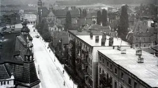 Widoczna w tle hala Zeppelinów z ul