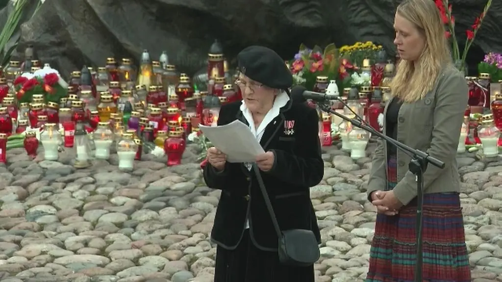 Duda przeczytał tekst podczas uroczystości pomagając uczestniczce Powstania