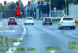Mężczyzna na oczach policjantów przejechał na czerwonym