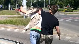 Mężczyźni szamotali się na jezdni