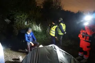 Patrol dociera do osób, które żyją w namiocie i nocują w specjalnym igloo, chroniącym w nocy przed zimnem