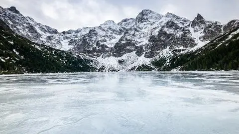Cienki lód w Tatrach. Mimo to ludzie wchodzą na tafle górskich jezior