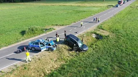 W miejscowości Czajki na Podlasiu doszło do zderzenia samochodu policyjnego z samochodem cywilnym