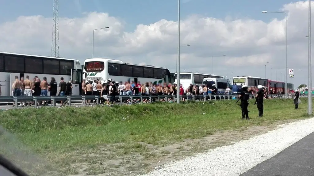 Prokuratura bada ustawkę kibiców na A1
