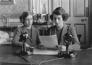 Księżniczka Elżbieta i księżniczka Małgorzata w czasie nagrywania wystąpienia radiowego, 1940 rok