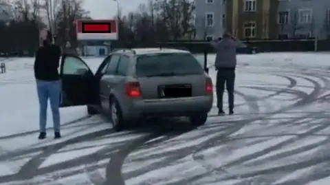 Driftował na parkingu przed centrum handlowym, później mówił o "kosztownej głupocie"