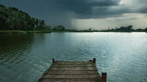 pomost jezioro burza chmura shutterstock_2053906979