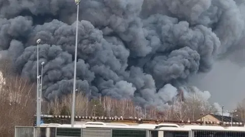 Pożar hali w Starachowicach. Działania trwały ponad dobę