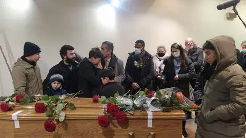 38-letnią Kurdyjkę z rodziną znaleziono w lesie, kobieta poroniła, później zmarła. Mąż i piątka dzieci pożegnali Avin