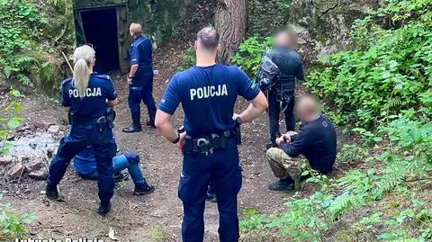 Zabłądzili w bunkrach, wpadli do studni