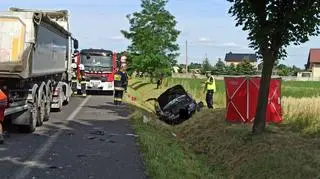33-latek uderzył w dwa samochody i wpadł do rowu