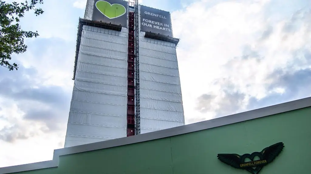 Wieżowiec Grenfell Tower zasłonięty folią
