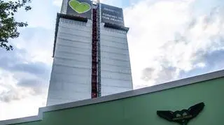 Wieżowiec Grenfell Tower zasłonięty folią