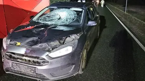 Kobieta szła jezdnią, potrącił ją samochód. Zginęła na miejscu
