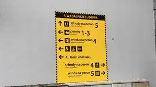 Tablica informująca o zmianach na dworcu