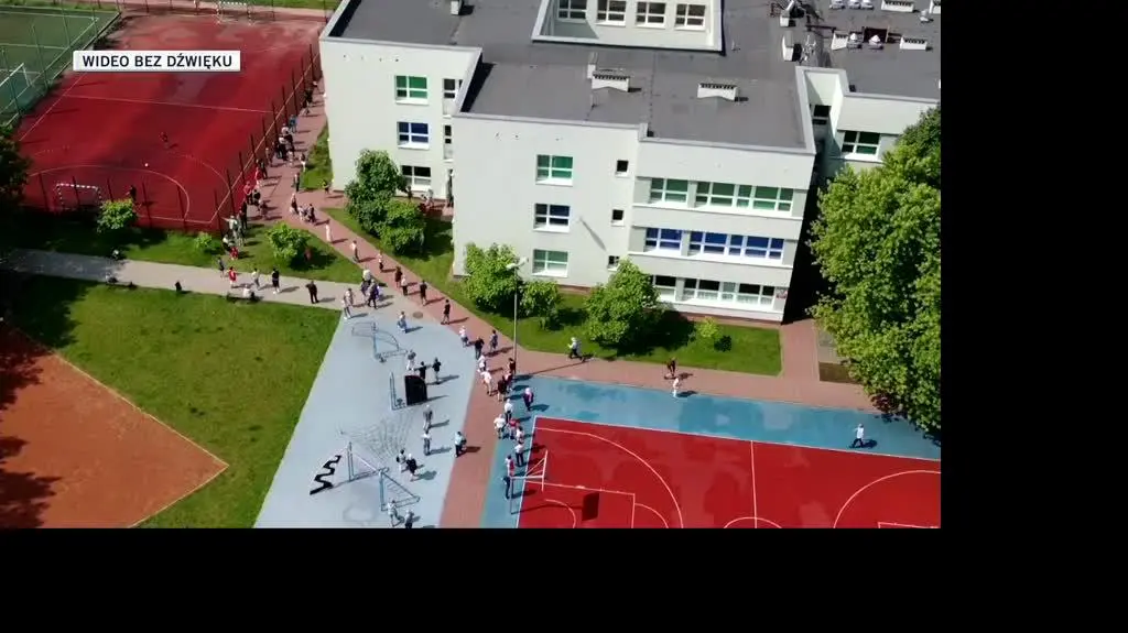 dron warszawa kolejki